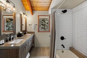 Shower, hair dryer, towels, shampoo - *New Listing* Swift Bear Ski-In/Out Lodge (Big Sky)