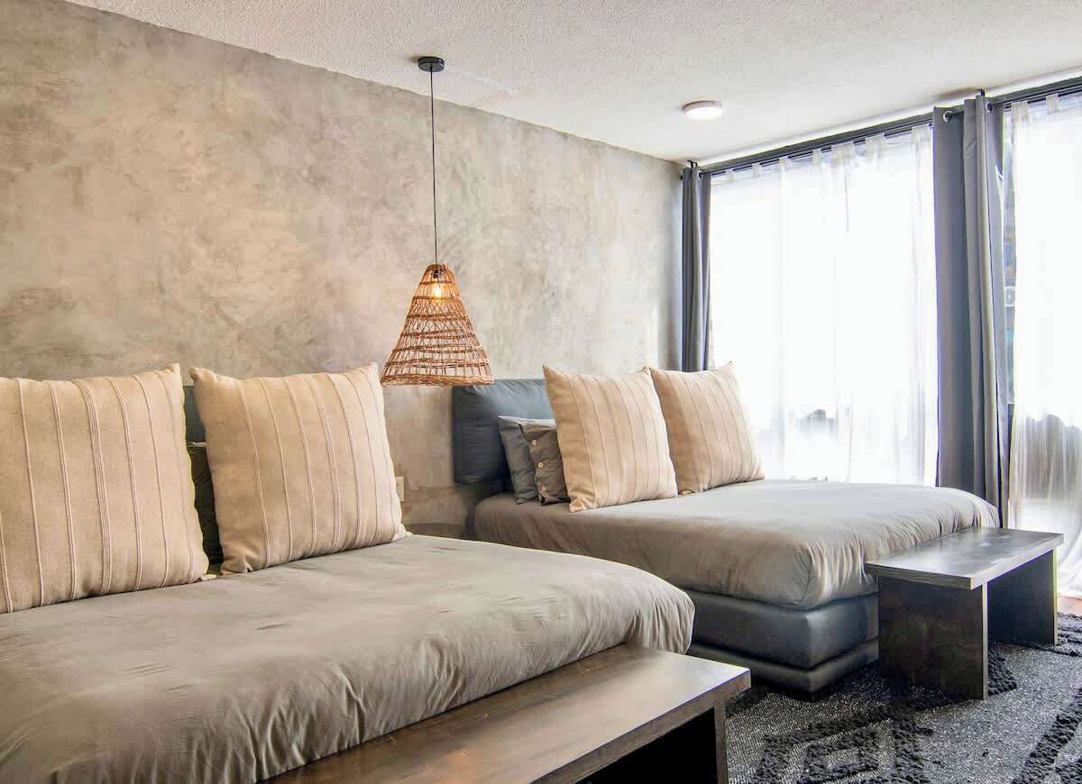 Tabla de planchar con plancha, wifi y ropa de cama 