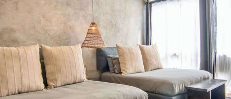 Tabla de planchar con plancha, wifi y ropa de cama