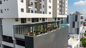 Ein modernes Gebäude mit einer Dachterrasse, einem Schwimmbad und einem gut sichtbaren 'Montealevo Centro' Schild.