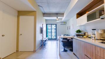 Coffee/tea maker, fridge, microwave, stovetop