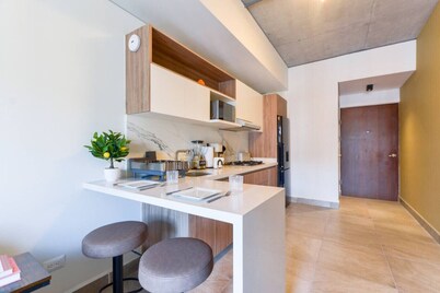 ¡Céntrico & Nuevo!  Parking, Gym & Pool