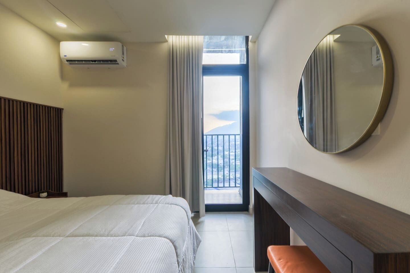 Desk, iron/ironing board, WiFi, bed sheets