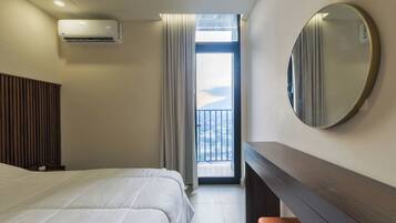 Desk, iron/ironing board, WiFi, bed sheets