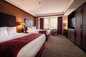 Chambre, 2 grands lits, non-fumeur | Bureau, rideaux d’obscurcissement, fer et planche à repasser