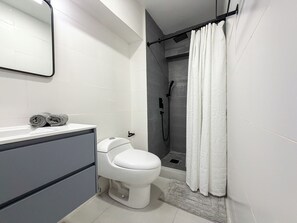 Apartment, Kitchen | Bathroom | Shower, towels, soap, shampoo - 609 Condado Ave (San Juan)