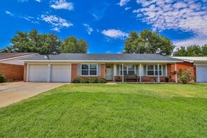 Exterior - Spacious 3-bedroom house close to Texas Tech. Great neighborhood!! (Lubbock)