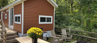 Cozy 2-bedroom cabin in lovely Falmouth with AC and pool access