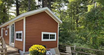 Cozy 2-bedroom cabin in lovely Falmouth with AC and pool access