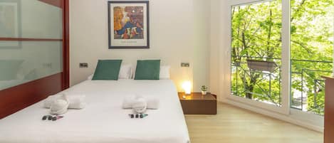 Desk, iron/ironing board, WiFi, bed sheets