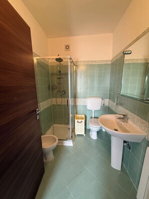Bruser, hårtørrer, bidet, håndklæder