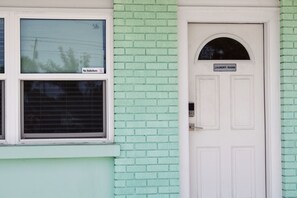 Exterior detail - Life's a Beach Studio - East Bay Inn Panama City (Panama City)