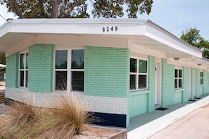 Exterior - Pet Friendly Pink Palm Flamingo  East Bay Inn (Panama City)