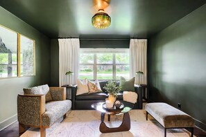TV, stereo, offices - Walk to Square | Backyard Oasis + Pool and Sauna (Georgetown)