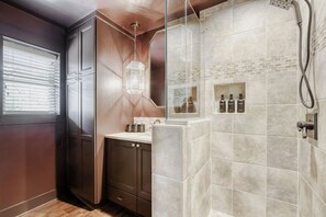 Shower, hair dryer, towels, shampoo - Walk to Square | Backyard Oasis + Pool and Sauna (Georgetown)