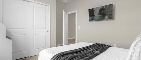 Tabla de planchar con plancha, cuna de viaje, wifi y ropa de cama