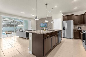 Fridge, microwave, oven, stovetop - 5 BD/ 4.5 BA/ Windsor Island (3838 LA) (Davenport)