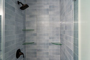 Shower, hair dryer, towels, shampoo - Modern, Dog-Friendly Marsh Retreat (Mount Pleasant)