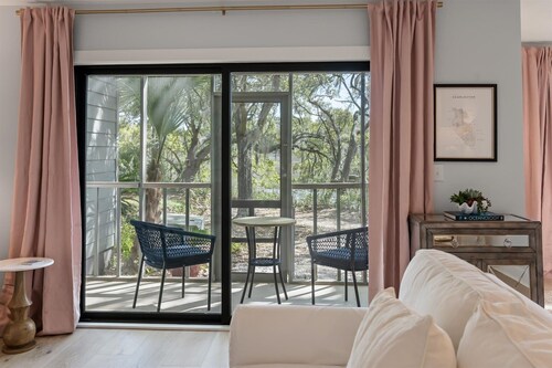 Modern, Dog-Friendly Marsh Retreat