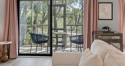 Modern, Dog-Friendly Marsh Retreat