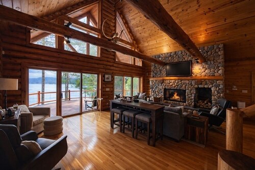 Spacious Lakefront Escape on Beautiful White Sand Lake. Minutes from Minocqua