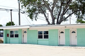 Exterior - Fall Weekend Getaways -Groovy Vinyl -East Bay Inn (Panama City)