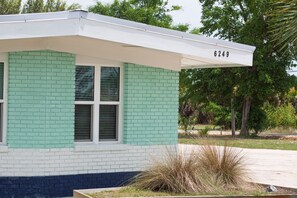 Exterior detail - Fall Weekend Getaways -Groovy Vinyl -East Bay Inn (Panama City)