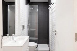 Een douche, een haardroger, handdoeken