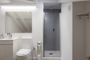 Shower, hair dryer, towels - Romantic Gem Avenidas Novas – GEM Residence (Lisbon)