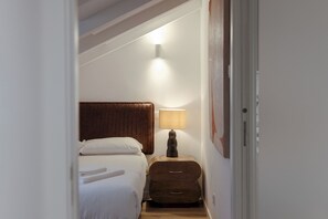 Tabla de planchar con plancha y ropa de cama 