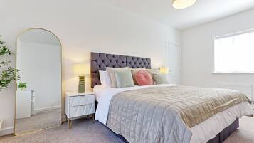 3 habitaciones, tabla de planchar con plancha, wifi y ropa de cama