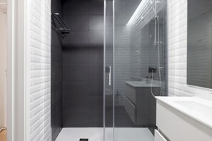 Hair dryer, towels - Master Deco Gem Avenidas Novas II – GEM Residence (Lisbon)