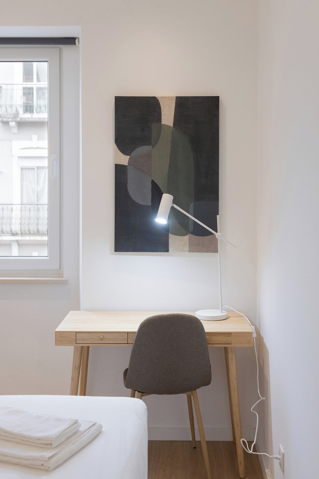 Bureau, fer et planche à repasser, draps fournis
