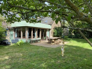 Outdoor dining - Vrbo Property (Herbignac)