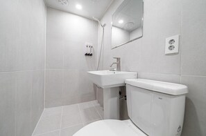 Buồng tắm vòi sen, máy sấy tóc, khăn tắm, xà phòng 