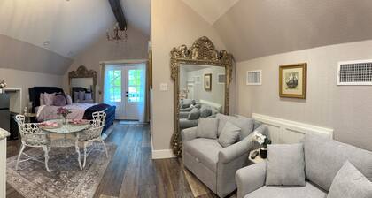 Charming 1-bedroom studio with AC near Blue Ostrich Winery