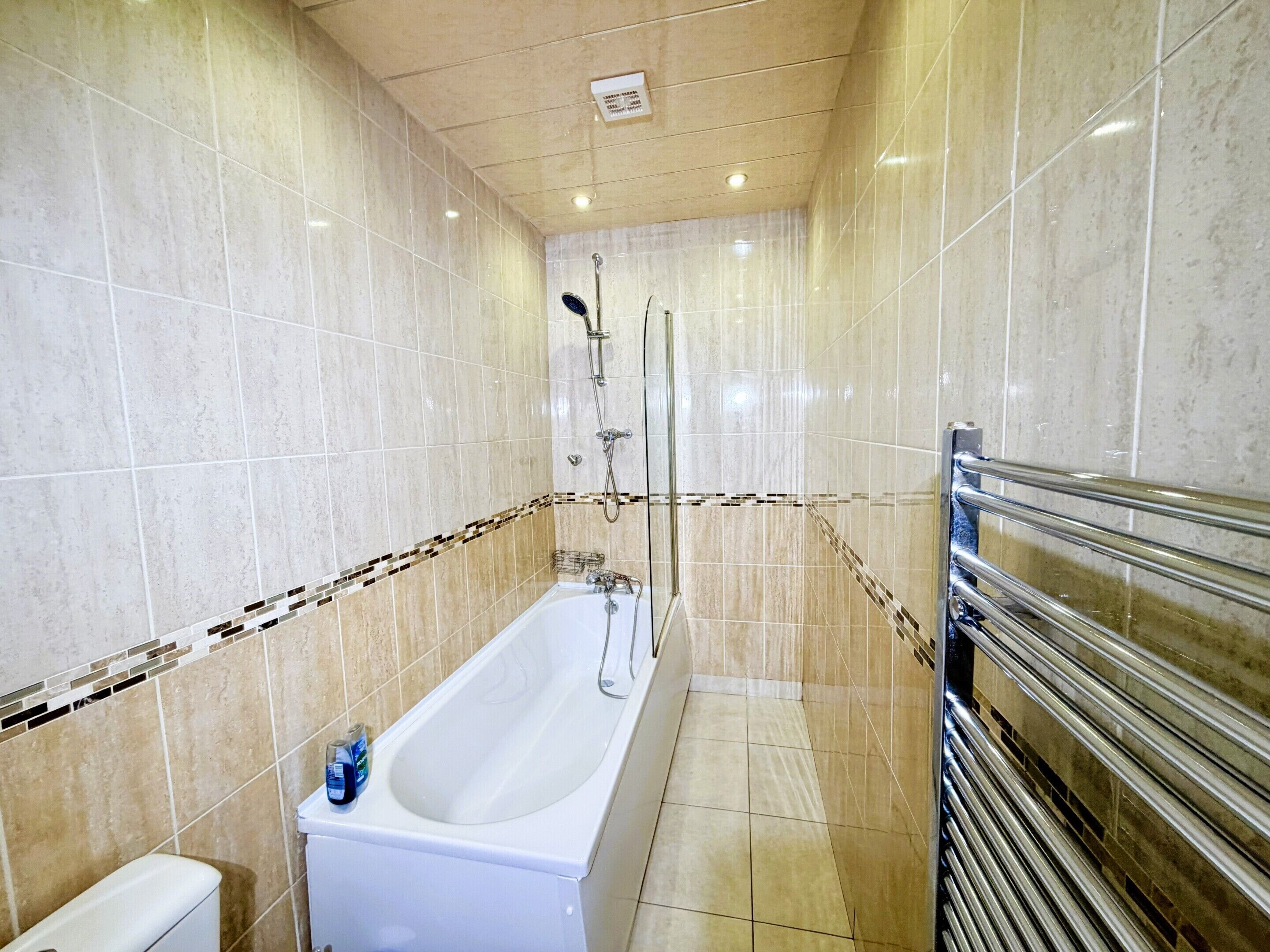 Regadera, toallas, jabón, papel de baño 