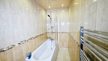Regadera, toallas, jabón, papel de baño
