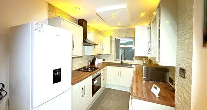Comfortable 4BR House Ideal for Families & Workers