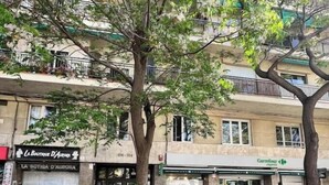 Ein Gebäude mit einer Schaufensterfront, auf der 'La Boutique D'Aurora' und 'La Botiga D'Aurora' steht.