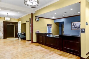 Lobby - Accessible Studio w/ View, Roll Shower & Breakfast (Savannah)