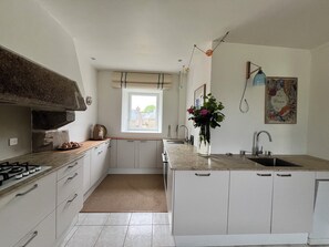 Fridge, oven, stovetop, dishwasher - House in a garden, 35-minute walk to the sea by footpaths (Ploulec'h)