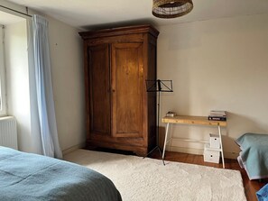 5 bedrooms, desk, iron/ironing board, free WiFi - House in a garden, 35-minute walk to the sea by footpaths (Ploulec'h)
