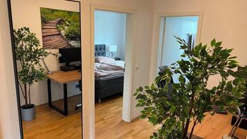 1 Schlafzimmer, Zimmersafe, Schreibtisch, Bügeleisen/Bügelbrett