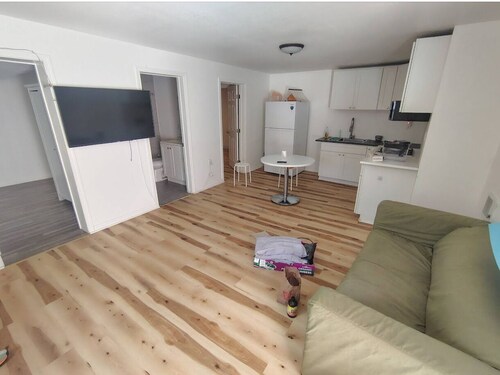 Tranquil 2-bedroom bed & breakfast walking distance to the Lake East Bay.