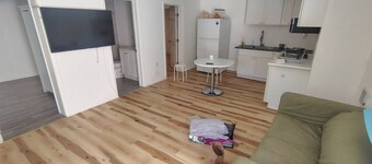 Tranquil 2-bedroom bed & breakfast walking distance to the Lake East Bay.