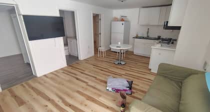 Tranquil 2-bedroom bed & breakfast walking distance to the Lake East Bay.