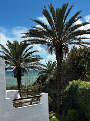 Property grounds - Bella Vita apartment in Porches with sea views in the Algarve (Porches)