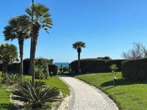 Property grounds - Bella Vita apartment in Porches with sea views in the Algarve (Porches)
