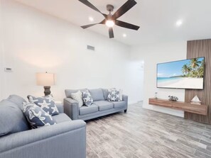 Living area - Casa Azul/Tropical Paradise/Heated Pool/Private (Cape Coral)